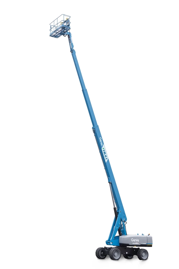 Genie S-85XC E bomlift med bommen helt opp og teleskopbommen ut