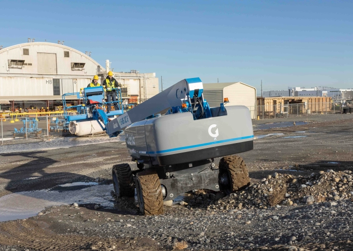 Genie S-85XC E kjøring i søle