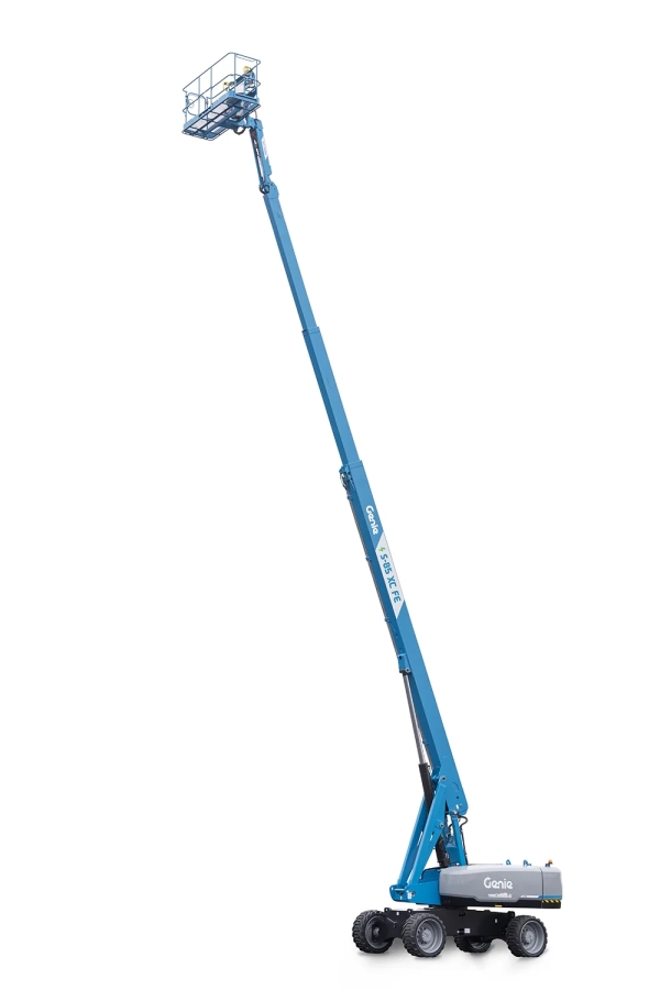 Genie S-85XC FE bomlift med bommen helt opp og teleskopbommen ut