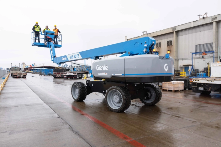 Genie S-85XC FE kjøring med tre mann i kurven