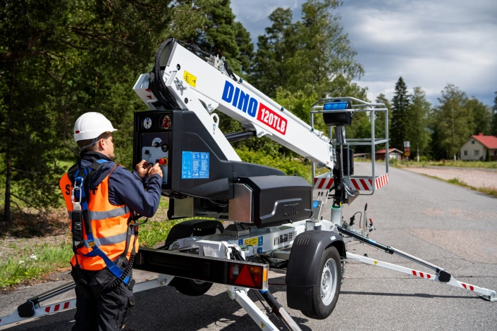 Operatør ved bakkekontrollen tilhengermontert batteridreven lift