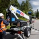 Operatør ved bakkekontrollen tilhengermontert batteridreven lift