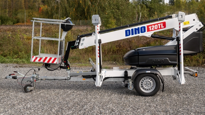 Dino 120TL tilhengermontert lift transportstilling venstre side