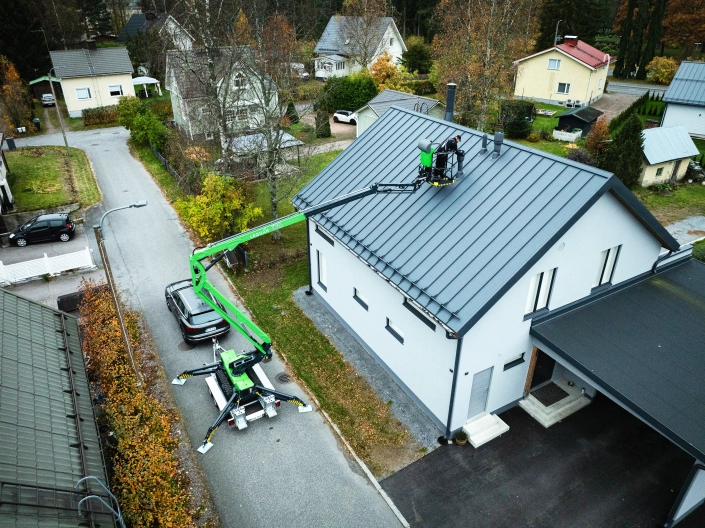 leguan-170 bommen opp ved arbeid på tak